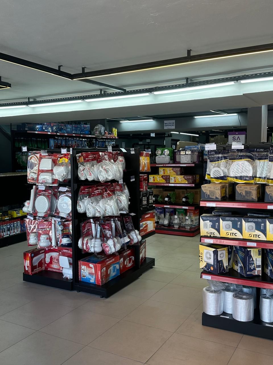 Corredor interno da loja com chuveiros e exaustores